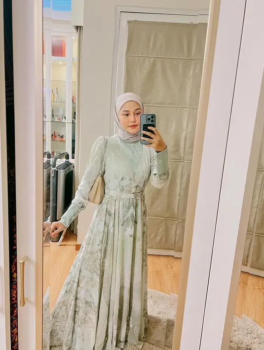 Untuk tampilan formal, gaya Dara Arafah dengan gamis floral nuansa  warna tosca, dipadukan dengan hijab warna grey juga tak kalah menarik. (Instagram/ daraarafah).