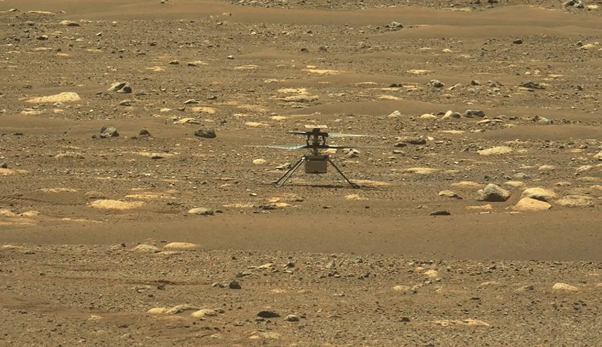 Foto NASA yang diperoleh pada 18 April 2021 menunjukkan Helikopter Ingenuity setelah berhasil menyelesaikan tes spin-up berkecepatan tinggi ditangkap oleh instrumen Mastcam-Z di Perseverance pada 16 April 2021 (the 55th sol, or Martian day, of the rover's mission). (Handout/NASA/JPL-Caltech/ASU/AFP)