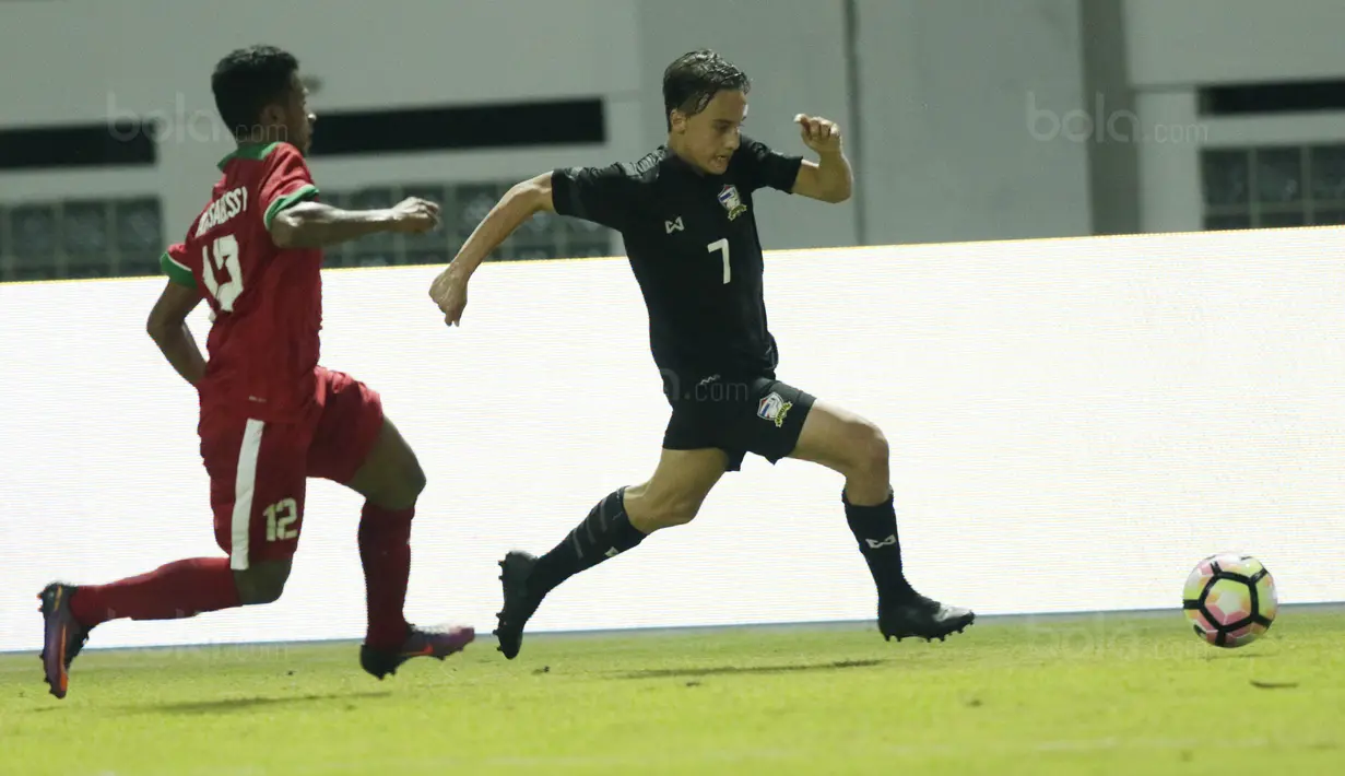 Gelandang Thailand U-19, Robin Holm, berusaha melewati bek Indonesia U-19, Rifad Marasabessy, pada laga persahabatan di Stadion Wibawa Mukti, Cikarang, Minggu (8/10/2017). Indonesia menang 3-0 atas Thailand. (Bola.com/M Iqbal Ichsan)