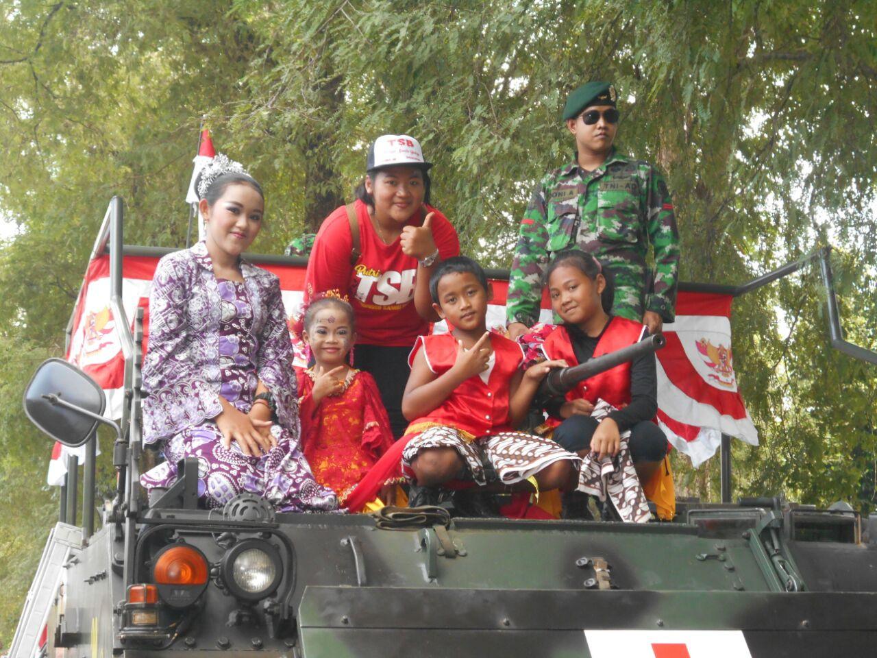 Suasana gembira pengenalan lingkungan Yonif 412/Kostrad, tak ada yang menduga jika akan berakhir duka. (foto: Liputan6.com / istimewa / edhie prayitno ige)