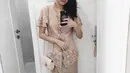 kebaya dengan bordiran bunga serta kain lilit juga merupakan most go to outfit untuk ke kondangan, lho. (instagram/hanggini)