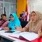 Kuasa hukum keluarga santri AM, Titis Rachmawati menjelaskan langkah selanjutnya dari pihak keluarga santri Pondok Modern Darussalam Gontor Ponorogo Jatim (Liputan6.com / Nefri Inge)