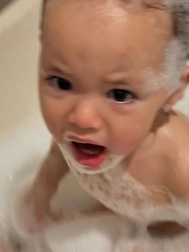Potret gemas Baby Kamari mandi busa (credit: https://www.instagram.com/jennifercoppenreal20/).