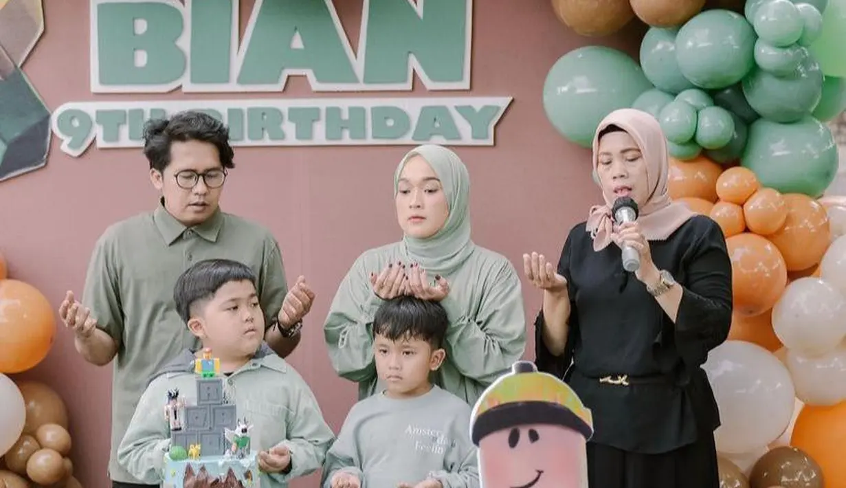 Baik Ririe, Ayus, maupun kedua putra mereka mengenakan baju warna sage green dan celana panjang warna putih senada. @ririe_fairus.