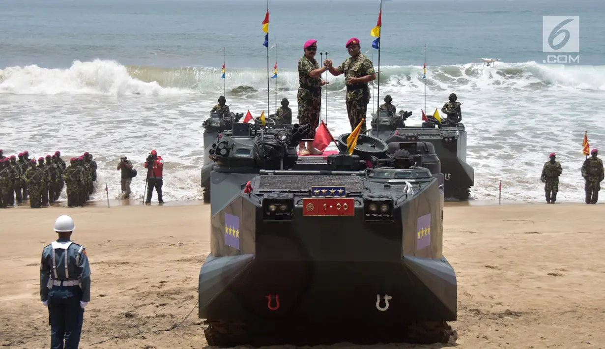 Panglima TNI Marsekal Hadi Tjahjanto (kiri) pose bareng Komandan Korps Marinir Mayor Jenderal TNI (Mar) Bambang Suswantono di Pantai Nganteb, Malang, Jawa Timur, Kamis (22/2). Hadi menjadi warga kehormatan Korps Marinir. (Liputan6.com/HO/Marinir TNI-AL)