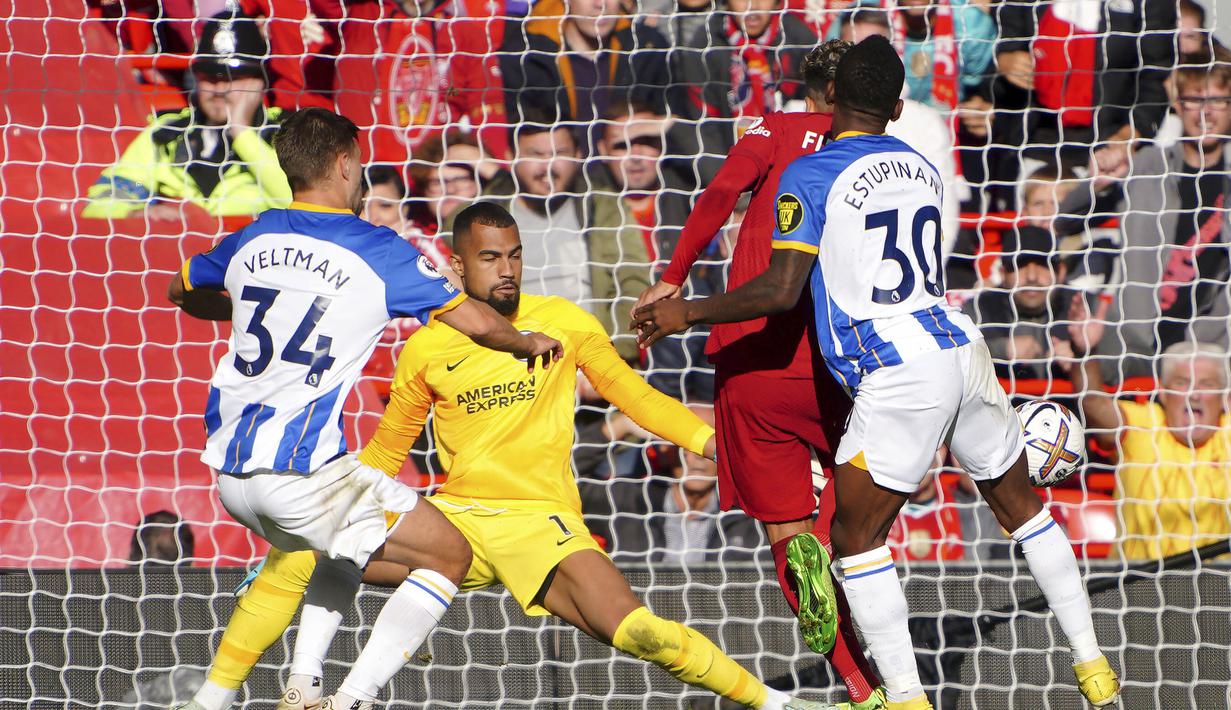 Sembilan menit babak kedua berjalan, Liverpool berhasil menyamakan skor 2-2 kembali lewat aksi Roberto Firmino. Kali ini ia berhasil memanfaatkan umpan yang dilepaskan Luis Diaz untuk menaklukkan kiper Brighton, Roberto Sanchez. (PA via AP/Peter Byrne)