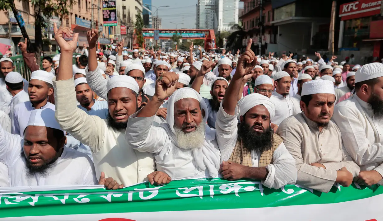 Pendukung dan simpatisan Hefazat-e-Islam melakukan aksi protes menuntut patung Lady Justice dihapus di kompleks Mahkamah Agung, Dhaka, Bangladesh, (24/2). Hefazat-e-Islam adalah gabungan organisasi Islam di Bangladesh. (AP Photo / A.M. Ahad)
