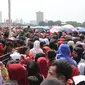 Warga antre untuk mendapatkan sembako gratis dalam acara "Untukmu Indonesia" di lapangan Monas, Jakarta, Sabtu (28/4). Acara "Untukmu Indonesia" digelar oleh Forum Untukmu Indonesia. (Liputan6.com/Arya Manggala)