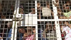 Warga Haiti yang ditahan untuk dideportasi berdiri di sebuah truk polisi di jembatan perbatasan antara Dajabon, Republik Dominika, dan Haiti, Rabu, 11 Oktober 2023. (AP Photo/Ricardo Hernandez)