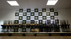 Puluhan senapan serbu yang disita saat konferensi pers di Rio de Janeiro, 1 Juni 2017.  Kepolisian Brasil menyita 60 senapan serbu kaliber berat termasuk AK-47 yang diselundupkan dari Miami dalam pengiriman pemanas kolam renang (AP Photo/Silvia Izquierdo)
