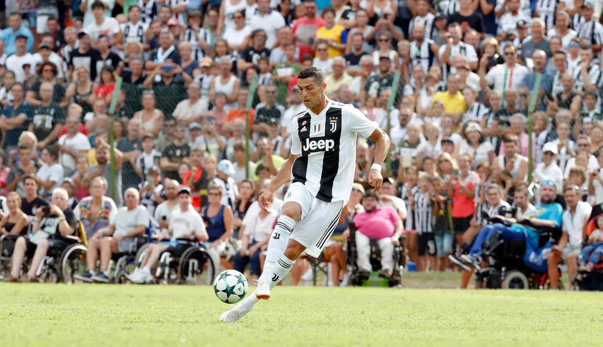 Cristiano Ronaldo berusaha mengontrol bola saat pertandingan persahabatan antara Juventus A dan tim B di Villar Perosa, Italia utara, (12/8). Pertandingan dimenangkan tim utama Juventus dengan skor 5-0. (AP Photo/Antonio Calanni)