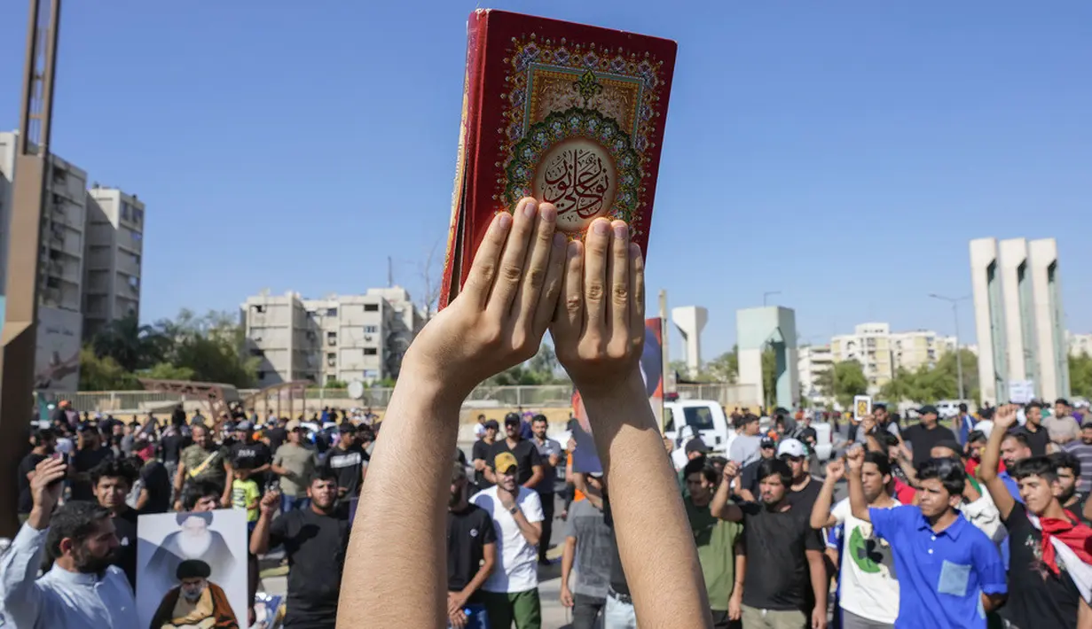 <p>Pembakaran Alquran itu bertepatan dengan dimulainya Idul Adha dan berakhirnya serangkaian ibadah haji di Makkah, Arab Saudi, dan memicu kemarahan di seluruh Timur Tengah. (AP Photo/Hadi Mizban)</p>