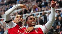 Gabriel dari Arsenal, kanan, merayakan gol kedua timnya dalam pertandingan sepak bola Liga Premier Inggris melawan Newcastle United di St. James' Park, Newcastle upon Tyne, Inggris, Minggu, 28 September 2025. (Owen Humphreys/PA via AP)