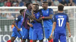 Senyum bahagia para pemain Prancis usai mengalahkan Italia 4-0 di babak Final Piala Eropa 2016 U-19, Jerman, Minggu (24/7). Perancis pun kini tercatat telah menjuarai ajang Piala Eropa U-19 sebanyak tiga kali (AFP PHOTO/Daniel Roland) 