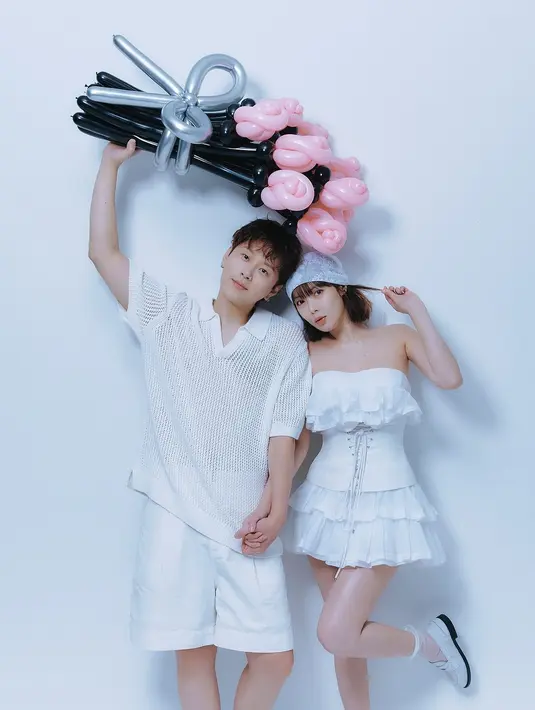 Pasangan tersebut tampak sangat saling mencintai, memperlihatkan dinamika hubungan mereka melalui foto-foto tersebut. Sementara agensi HyunA, AT AREA mengumumkan bahwa keduanya akan menikah pada Oktober 2024. [@hyunah_aa].
