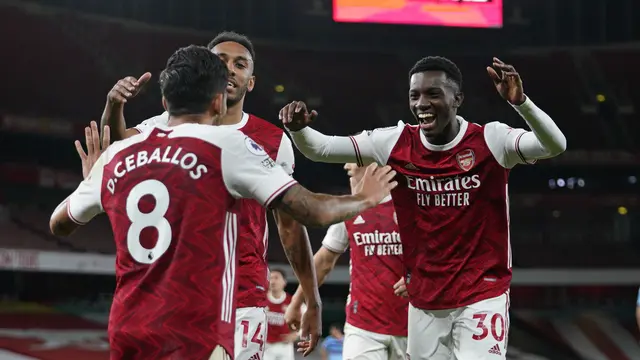 Gol Eddie Nketiah Antar Arsenal Bungkam West Ham 2-1