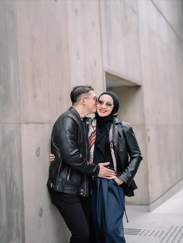 Gaya Zaskia Sungkar di Maternity Shoot Kehamilan Anak Kedua, Kompak Bergaya Edgy Pakai Jaket Kulit dengan Irwansyah