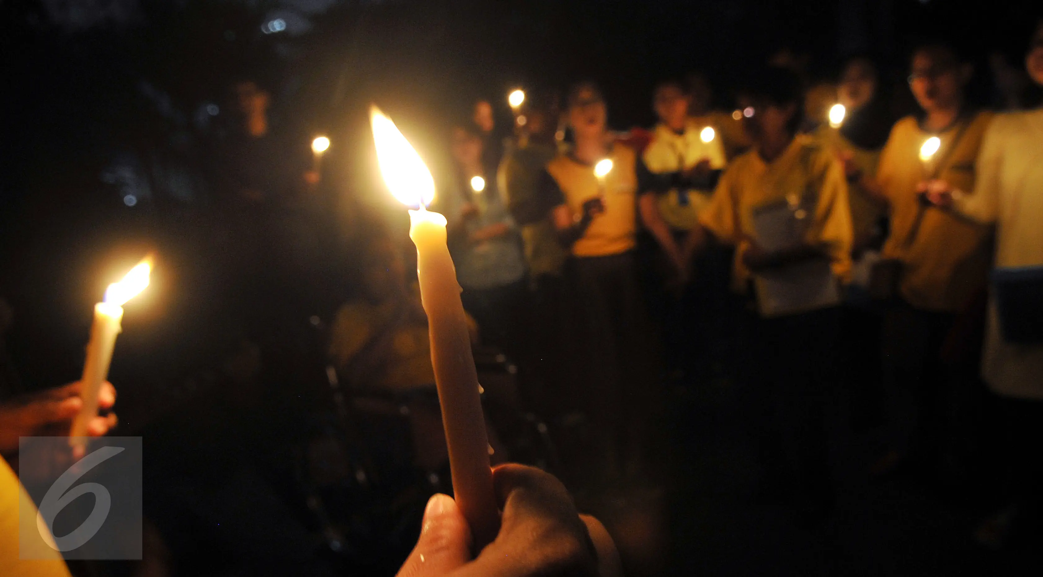 Sejumlah karyawan Artha Graha berkumpul di kawasan SCBD Jakarta untuk memperingati Earth Hour 2016 dengan menyalakan lilin saat lampu-lampu di kawasan itu mulai dipadamkan selama satu jam pada Sabtu malam (19/3/2016). (Foto: Istimewa)