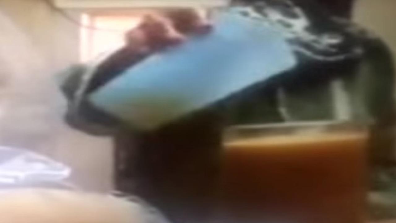 Duh, CCTV Rekam Aksi Pembantu Tuang Air Seni ke Minuman Tuannya