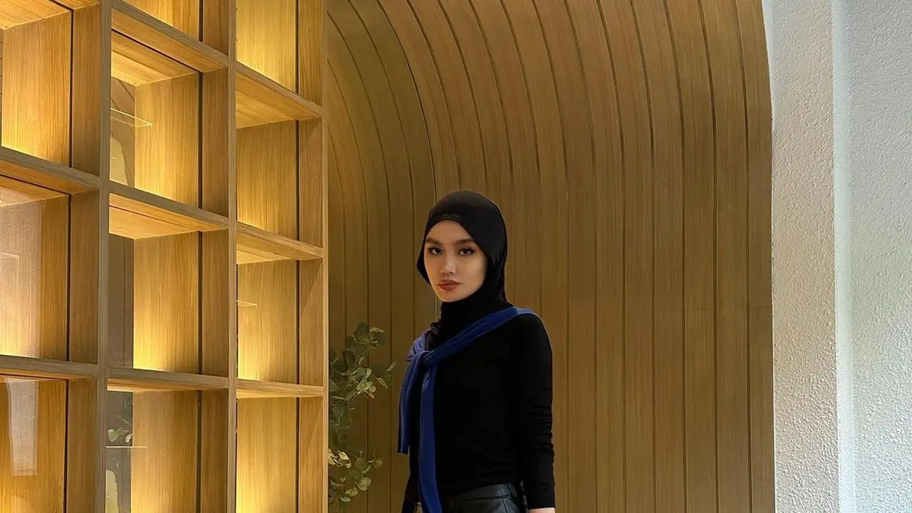 6 Gaya Berhijab Selebgram Sashfir yang Minimalis, Sedang Digemari Gen Z