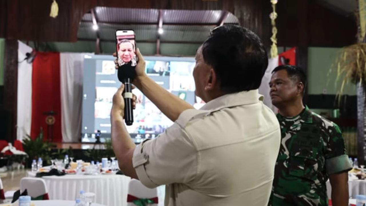 VIDEO: Prabowo Video Call Menhan Sjafrie Malam Tahun Baru 2025, Pesan ke Prajurit TNI di Papua