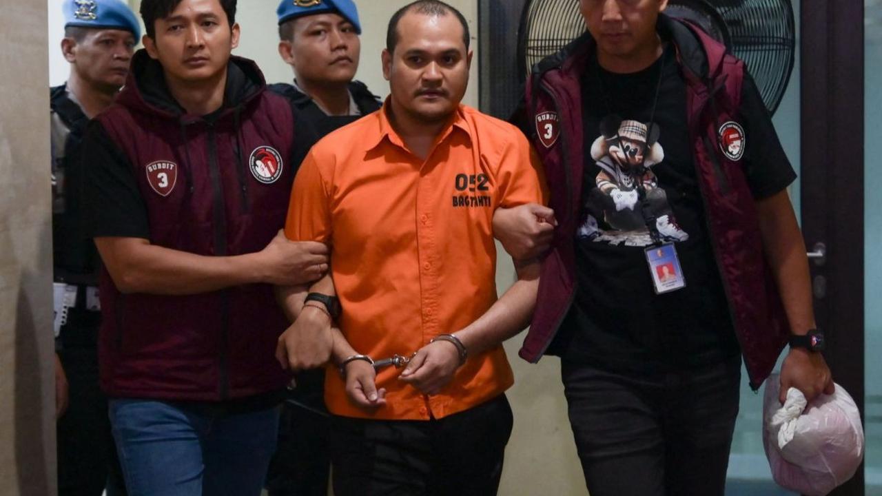 Buronan paling dicari asal Thailand,&nbsp;Chaowalit Thongduang mendapatkan pengawalan ketat saat diringkus di Kantor Bareskrim Polri, Jakarta, Selasa (4/5/2024).&nbsp;Chaowalit, yang dikenal dengan julukan "Pang Na Node", ditangkap di Bali setelah berbula