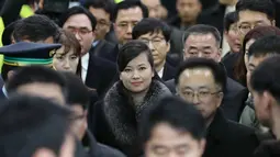 Delegasi Korea Utara, Hyon Song-wol tiba di Stasiun Kereta Seoul, Korea Selatan, Minggu (21/1). Disambut sejumlah warga dan media Korea Selatan, mantan kekasih pemimpin Korut Kim Jong-un itu tidak berkata sepatah kata pun. (Kim In-chul/Yonhap via AP)