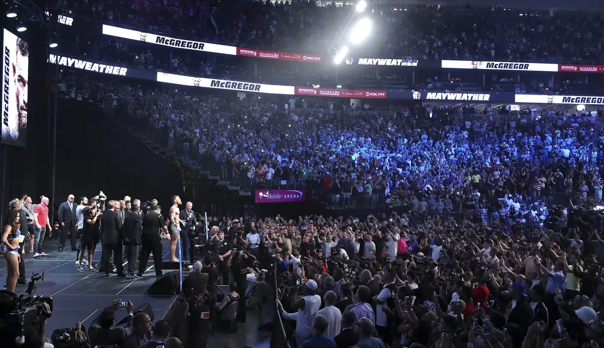 Suasana sesi timbang berat badan petarung MMA, Conor McGregor dan petinju Floyd Mayweather Jr di Las Vegas, Jumat (25/8/2017). Keduanya akan bertarung pada Minggu (27/6/2017) di T-Mobile Arena, Las Vegas, Amerika Serikat. (AP/John Locher)