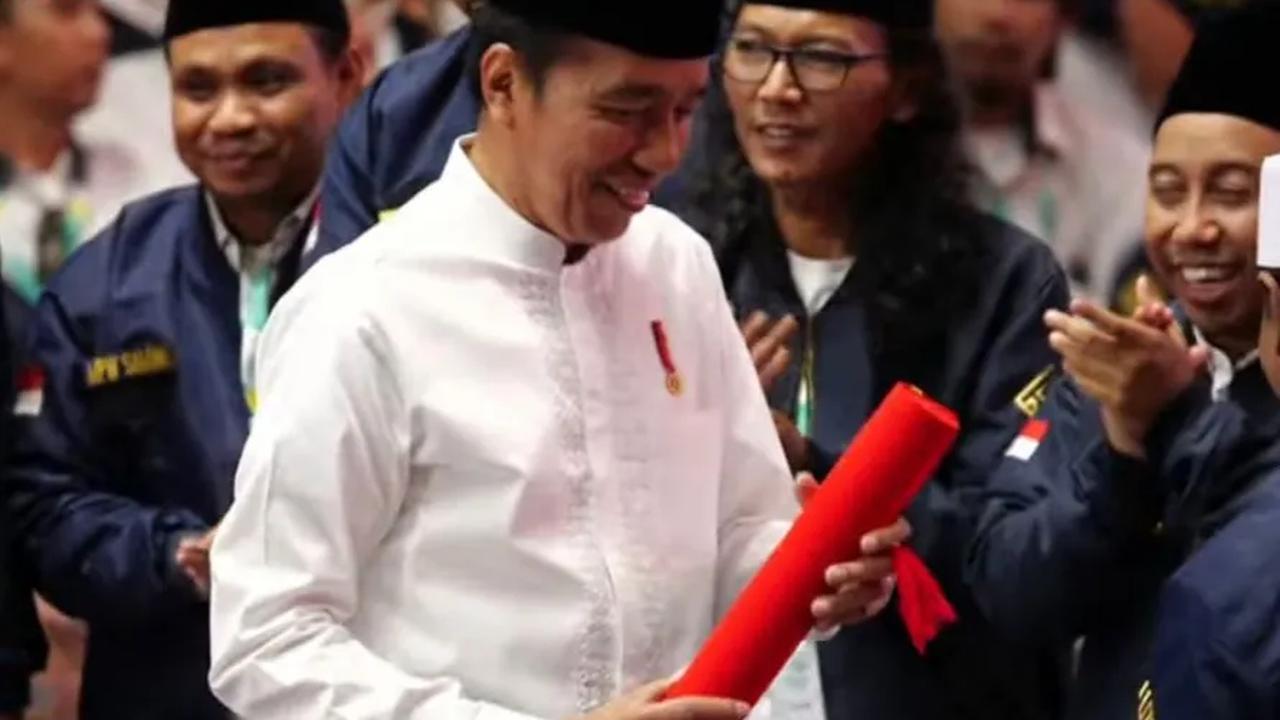 "Saya sudah menyetujui untuk pembelian pupuk asal di KTP-nya, ada tulisan petani silakan itu dipakai. Jadi bisa pakai Kartu Tani bisa memakai juga KTP," jelas Jokowi.