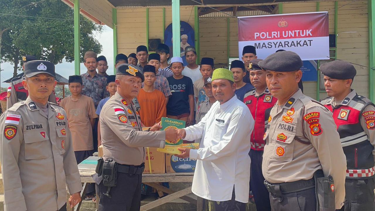 Peduli Pascabencana, Polri Salurkan Bantuan Al-quran ke Pesantren Terdampak Banjir