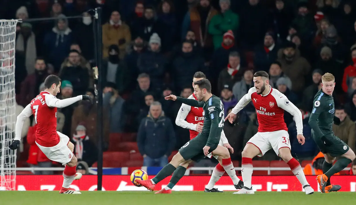 Pemain Manchester City, Bernardo Silva mencetak gol ke gawang Arsenal pada laga pekan ke-28 Premier League di Emirates Stadium,  Jumat (2/3). Tampil di kandang lawan, Manchester City melibas Arsenal dengan skor 3-0. (AP/Frank Augstein)
