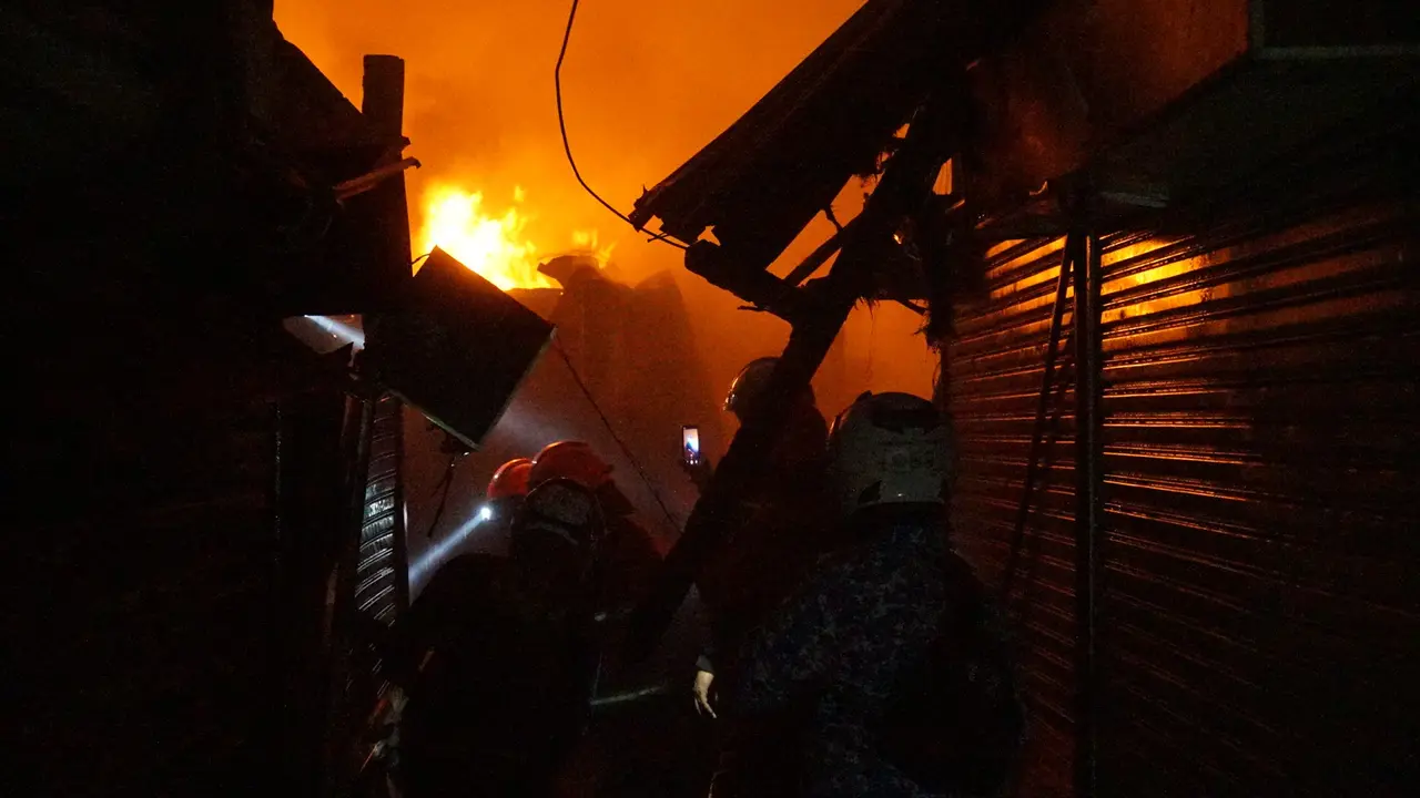 Ratusan kios Pasar Sederhana Bandung dilalap api malam-malam