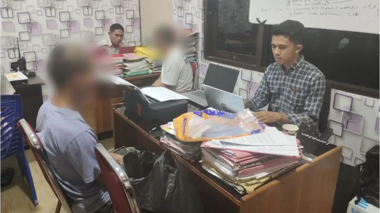 Polisi gadungan yang menjadi pelaku begal saat diamankan di Polres Manggarai Barat (Liputan6.com/Ola Keda)