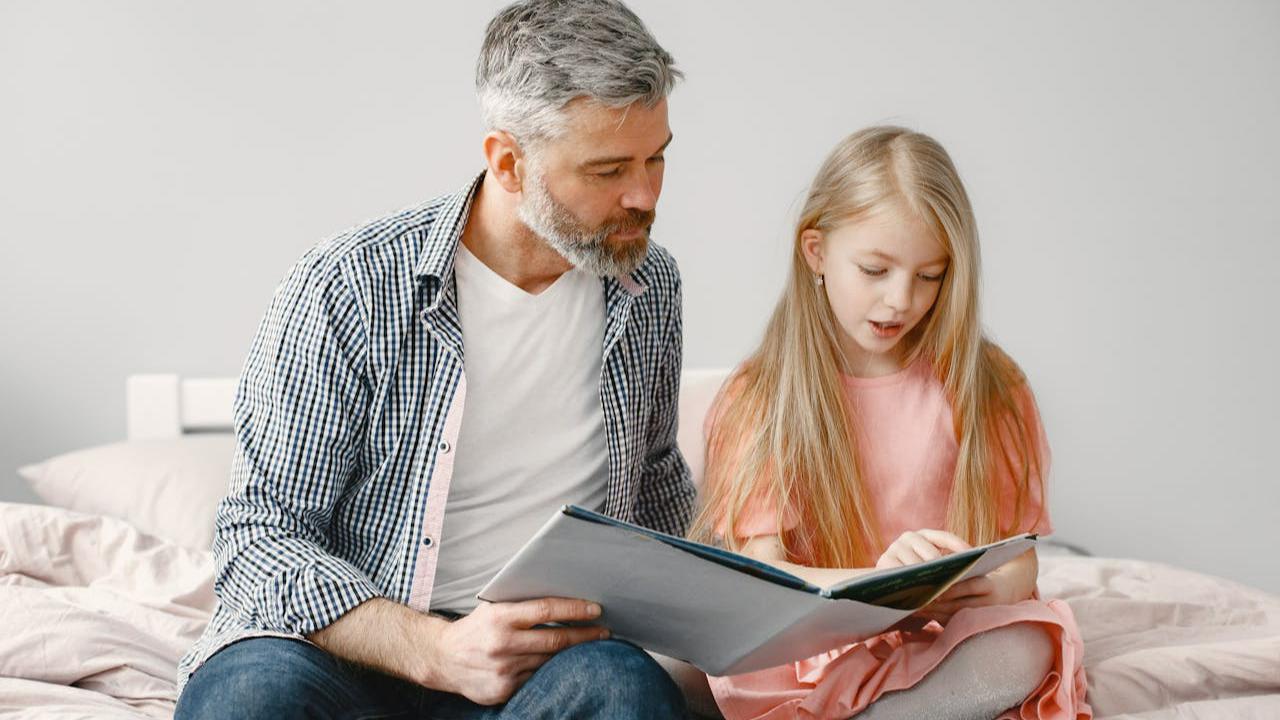 Orang Tua Gen Z Enggan Membacakan Buku untuk Anak, Studi Ungkap Dampaknya
