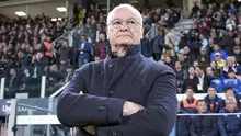 Pelatih Cagliari, Claudio Ranieri, mengamati permainan anak asuhnya saat melawan Juventus pada laga Liga Italia di Stadion Unipol Domus, Sabtu (20/4/2024). (Gianluca Zuddas/LaPresse via AP)