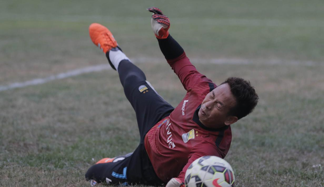 Kiper Persib, Made Wirawan menepis bola saat latihan jelang semi final Piala Presiden melawan Mitra Kukar di Stadion Aji Imbut, Tenggarong, Kaltim, Sabtu (3/10/2015). (Bola.com/Vitalis Yogi Trisna)
