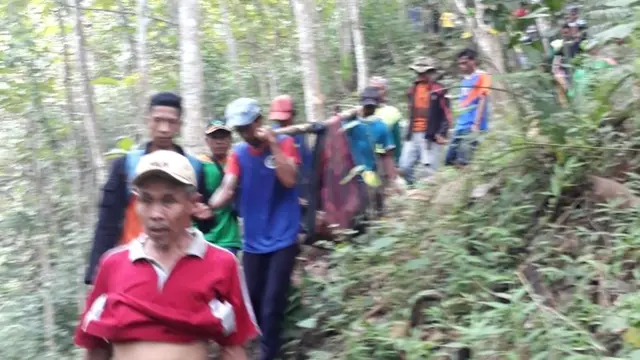 Nenek Katiyem ditandu dengan sarung yang dipalang kayu. (Foto: Liputan6.com/TRC BPBD BMS/Muhamad Ridlo)