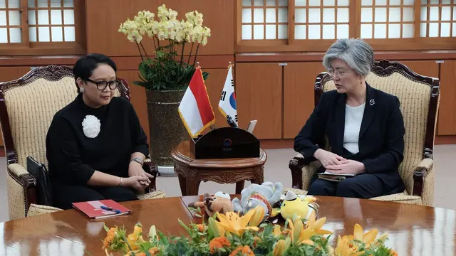 Menteri Luar Negeri RI Retno Marsudi bersama Menteri Luar Negeri Korea Selatan Kang Kyung-wha di Seoul (26/7/2018) (sumber: Kementerian Luar Negeri RI)