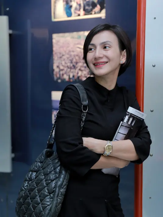 "Saya di zaman Soeharto merasakan gimana rasanya dibelenggu, tidak bisa vokal dan mengkritisi yang tujuannya membangun. Bahkan pas aktif demonstrasi saya pernah masuk DPO (Daftar Pencarian Orang)," ungkap Wanda Hamidah. (Adrian Putra/Bintang.com)