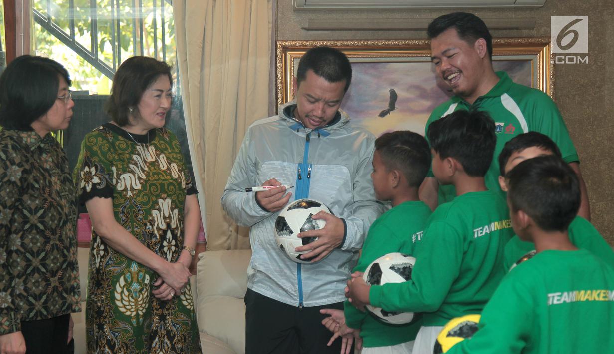 Menpora Imam Nahrawi menandatangani bola untuk para pemain terbaik MILO Football Championship di Jakarta (5/10). Para pemain terbaik ini telah menjalani pelatihan bersama puluhan anak dari seluruh dunia di Barça Academy Barcelona. (Liputan6.com/Rizky)