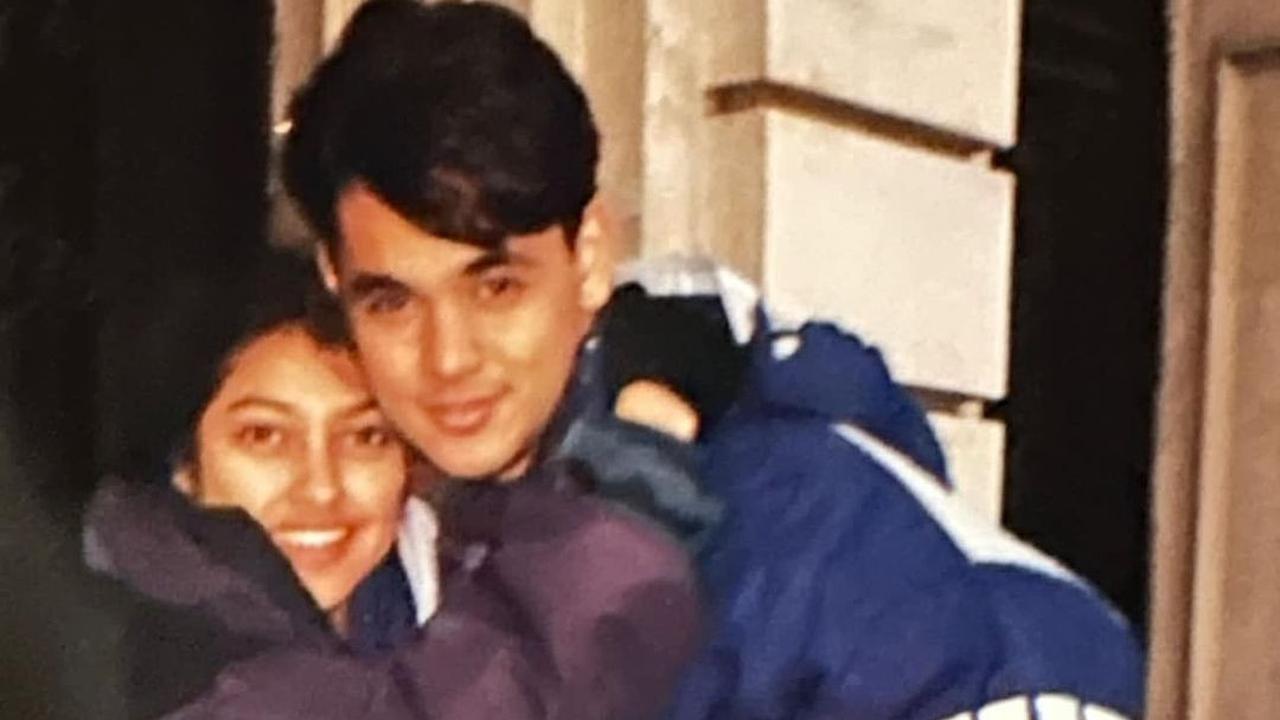 Dari Pacar Pertama hingga Jadi Suami, Ini Potret Rumah Tangga Sarah Azhari - Bagikan Tips Sudah 20 Tahun Lebih Bersama