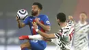 Gelandang Manchester United, Bruno Fernandes berusaha merebut bola dari pemain Crystal Palace, Andros Townsend pada pertandingan lanjutan Liga Inggris di stadion Selhurst Park di London, Kamis (4/3/2021). MU bermian imbang atas Crystal Palace 0-0. (Adrian Dennis/Pool via AP)