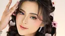 Melihat akun Instagramnya, Bella Bonita sering memamerkan kecantikan dirinya dalam berbagai gaya makeup. Salah satunya adalah dreamy look bak peri dengan nuansa merah muda yang super cantik ini. Winged-eyeliner putih dengan eyeshadow gradasi merah muda, tatanan rambut dengan jepit bunga-bunga, pas membuat Bella Bonita tampil bak peri. Foto: Instagram.