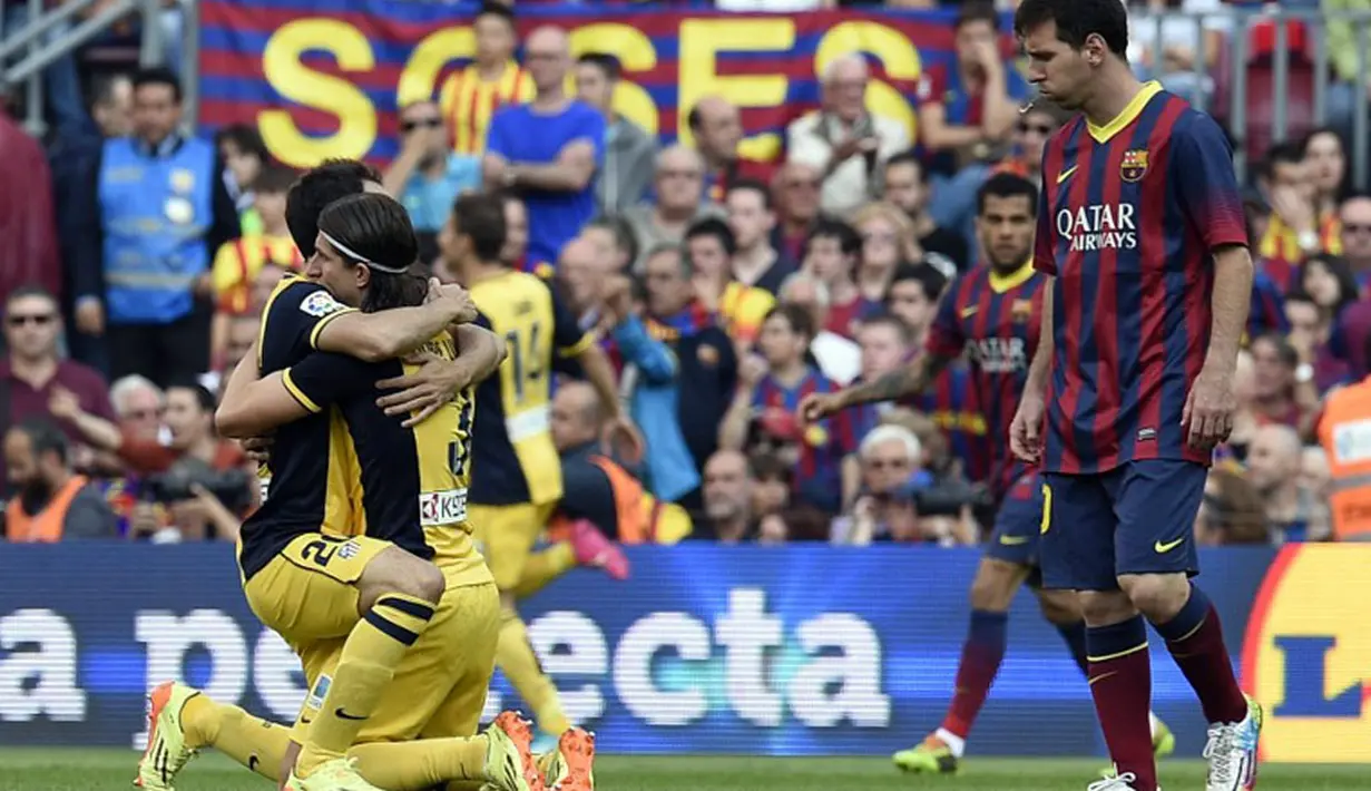 Ekpresi kekecewaan penyerang Barcelona, Lionel Messi (kanan) usai ditahan imbang Atletico Madrid di laga terakhir La Liga musim 2013-2014 di stadion Camp Nou, Barcelona, (18/5/2014). (AFP PHOTO/Lluis GENE)