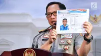 Kapolri Jenderal Tito Karnavian menunjukkan sketsa tersangka kasus penyerangan Novel Baswedan usai pertemuan tertutup dengan Presiden Jokowi di Istana, Jakarta, Senin (31/7). Polri akan membentuk tim gabungan Polri-KPK (Laily Rachev/Biro Pers Setpres)