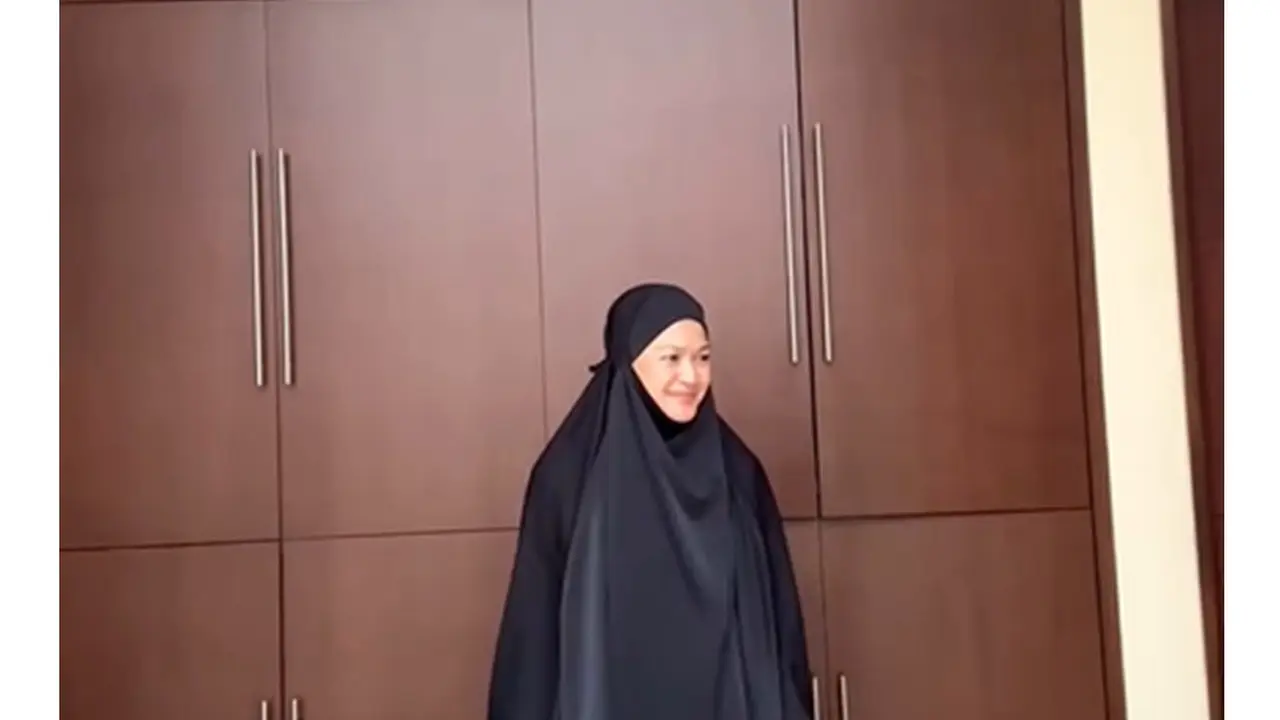 6 Potret Donna Harun Berhijab Syari Ini Bikin Pangling, Disebut Mirip Menantu
