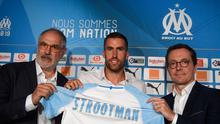 Gelandang baru Marseille, Kevin Strootman berpose presiden Olympique de Marseille (OM) Jacques-Henri Eyraud dan manajer olahraga Andoni Zubizarreta selama presentasi dirinya di Marseille, Prancis, (28/8). (AFP Photo/Christophe Simon)