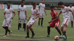 Pemain Persija Jakarta, Ryuji Utomo mengecoh rekannya saat melakukan sesi latihan di Stadion Patriot Bekasi, Sabtu (11/11/2017). Latihan tersebut jelang melawan Bhayangkara FC. (Bola.com/Nicklas Hanoatubun)