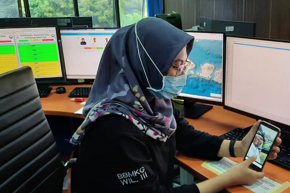 Staff BMKG Regional III Denpasar, Bali, Indira saat menunjukkan video rekaman warga