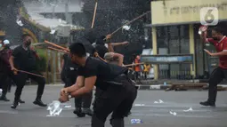 Anggota polisi melakukan simulasi pembubaran tawuran warga dalam upacara penutupan pelatihan Tim Patroli Perintis Presisi di Polda Metro Jaya, Selasa (30/11/2021). Pasukan yang tampil dalam berbagai macam peragaan dan keahlian itu ditempa dalam latihan selama dua pekan. (merdeka.com/Imam Buhori)